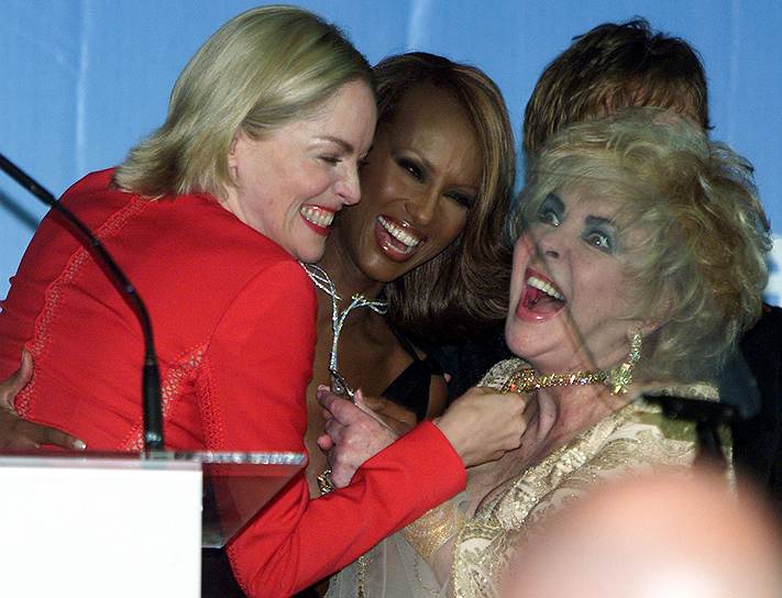 «Я люблю носить драгоценности, но не потому, что они у меня есть. Ты не можешь обладать этим великолепием, им можно лишь восхищаться»&lt;br>Элизабет Тейлор была обладательницей большой коллекции драгоценностей, многие из которых подарил актрисе Ричард Бартон. Среди них бриллиант Круппа весом более 33 карат, жемчужина La Peregrina, ожерелье с бриллиантом «Тадж-Махал»&lt;br> На фото: актрисы Шэрон Стоун (слева) и Элизабет Тейлор, супермодель Иман (в центре)