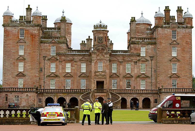 27 августа 2003 года из замка герцога Баклю была украдена картина Леонардо да Винчи «Мадонна с веретеном». Грабители прикинулись туристами и  завладели полотном прямо среди бела дня. Шотландским полицейским удалось обнаружить картину в 2007 году в одном из домов в Глазго во время обыска, проведенного по анонимному звонку в полицейский участок. Картина оценивалась примерно в $90 млн