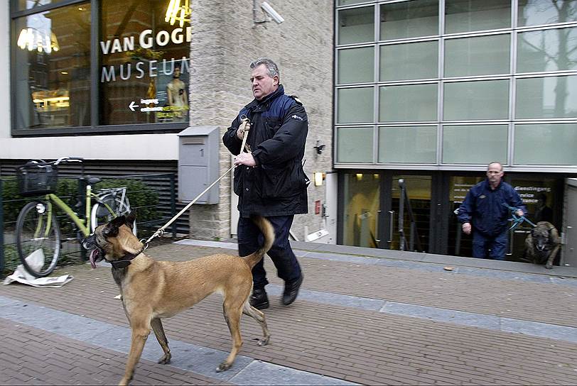 Зимой 2002 года тот же музей пострадал повторно. Преступники проникли в здание через крышу. При этом сработала сигнализация. За пять минут, которые потребовались местной полиции, чтобы добраться до места, похитители успели снять со стен две картины и покинуть помещение по приставленной к крыше лестнице. Добыча воров — полотна «Вид на море в районе Схевенингена» и «Паства выходит из реформистской церкви в Ньюнене» — оценивалась специалистами примерно в $10-20 млн.