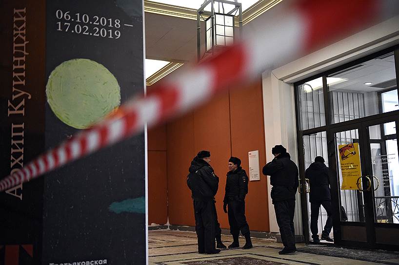 На следующий день преступник был задержан в Подмосковье. Полотно он прятал на территории строящегося объекта в Одинцовском районе