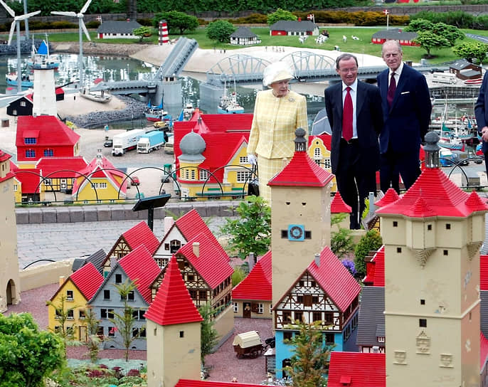 В 1979 году главой Lego стал сын Готфрида Кьелль Кристиансен, которого отец готовил к руководству компанией с раннего возраста&lt;br>
На фото: Кьелль Кристиансен (в центре) с британской королевой Елизаветой II и ее супругом герцогом Эдинбургским Филиппом в Леголенде
