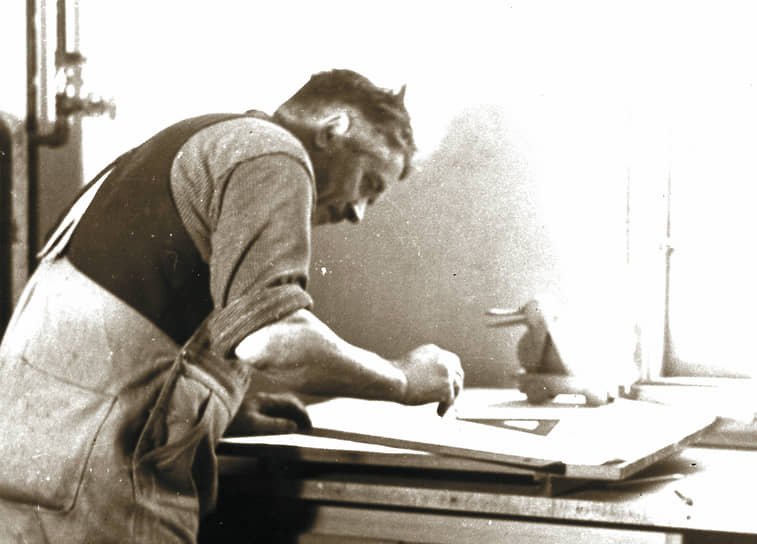 Бизнес компании в 1930-х годах развивался тяжело из-за последствий Великой депрессии. А в 1940-х покупатели не сразу приняли частичный отказ от деревянных игрушек в пользу пластмассовых, однако Оле Кирк Кристиансен был уверен в перспективности решения