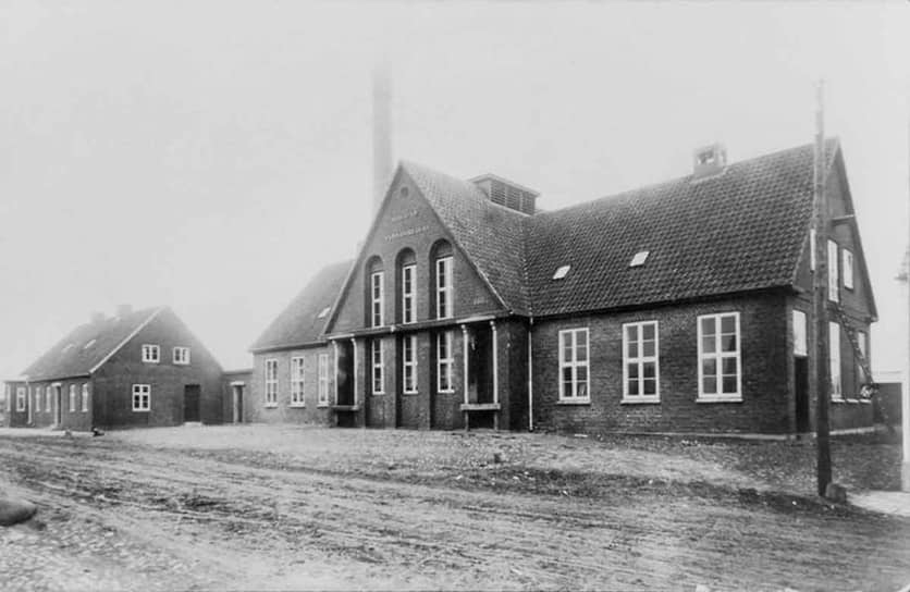 До того, как стать Lego, столярная компания Кристиансена занималась в основном производством лестниц, гладильных досок и других предметов домашнего обихода&lt;br>
На фото: здание цеха Кристиансена в датском Биллунде
