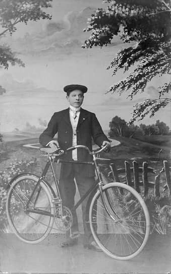 Основатель компании Lego Оле Кирк Кристиансен родился 7 апреля 1891 года в селе Филсков на западе Дании. Он был десятым ребенком в бедной семье фермеров, в юности работал плотником в Германии и Норвегии. В 1916 году он вернулся в Данию и открыл собственный столярный цех на накопленные сбережения