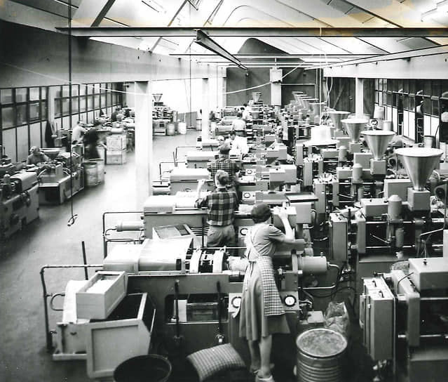 В начале 1950-х Lego работала еще только в Дании, под ее брендом выпускалось более 200 игрушек, а годовая выручка достигала полумиллиона крон (по тем временам — около $70 тыс.)