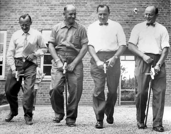 К 1960 году Готфрид Кристиансен выкупил доли в Lego у своих братьев, став единоличным владельцем компании&lt;br>
На фото слева направо: братья Готфрид, Йоханнес, Карл Георг и Герхард Кристиансены
