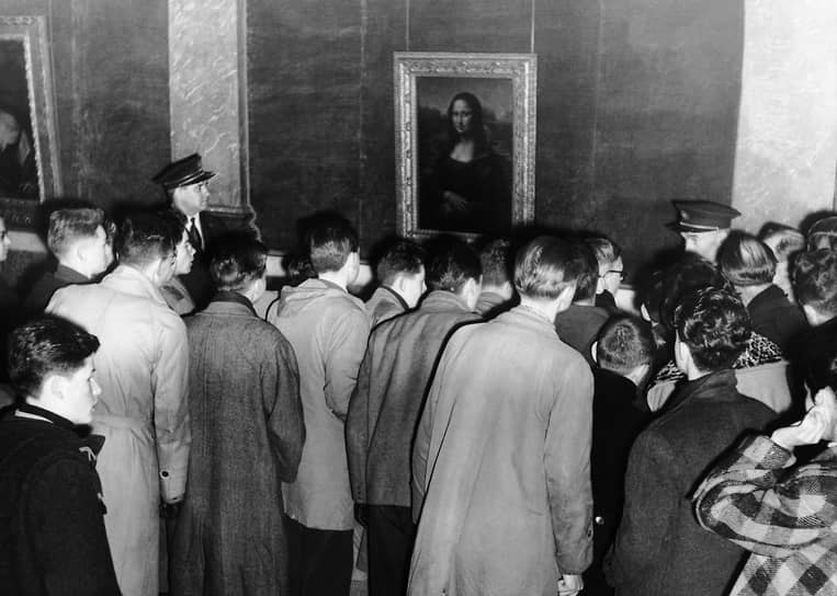 Картина Леонардо да Винчи «Мона Лиза» подвергалась атакам вандалов несколько раз. В 1956 году ее облили кислотой, повредив нижнюю часть рамы. 30 декабря 1956 года боливиец Уго Вильегас бросил в полотно камень, повредив слой краски у локтя. После этого картину защитили пуленепробиваемым стеклом. Это спасло ее от дальнейших повреждений. После закрытия полотна стеклом в нее бросали торт и глиняную чашку. В 1974 году на выставке в Токио женщина попыталась покрасить ее краской из баллончика