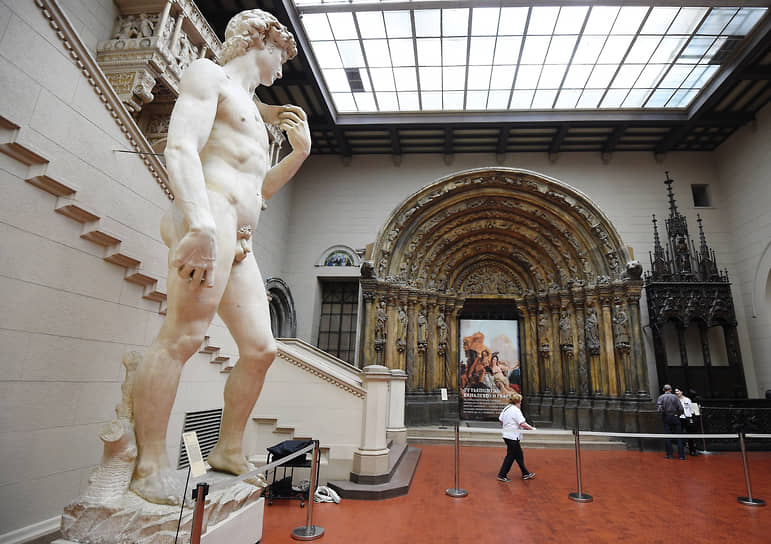 Владимир Шухов также спроектировал сетчатые металлические крыши Государственного Музея изящных искусств (ГМИИ имени Пушкина), Московского главного почтамта, Петровского пассажа, ресторана «Метрополь» и Бахметьевского гаража. На чугуноплавильном заводе в Выксе он создал сетчатое покрытие в форме наполненного ветром паруса &lt;br>
На фото: сетчатая крыша Государственного музея изобразительных искусств имени Пушкина, 2018 год