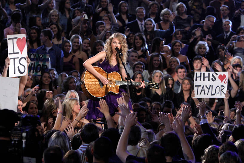 Тейлор Свифт выступает на 43-й ежегодной церемонии вручения премии Ассоциации кантри-музыки