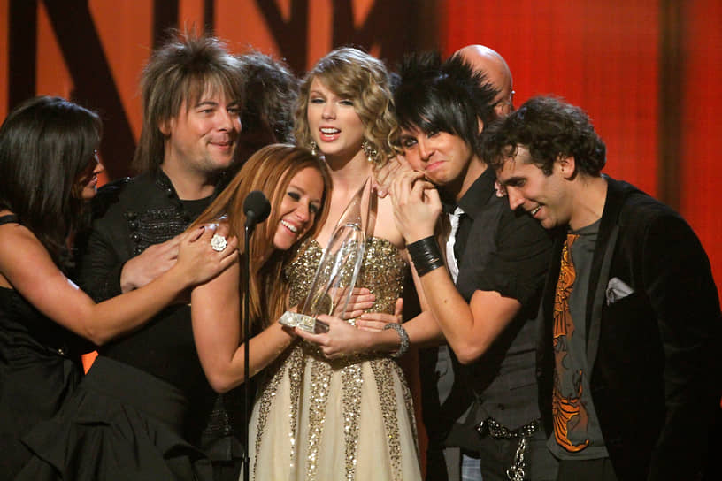 Тейлор Свифт со своей командой музыкантов получает премию «Артист года» на 43-й ежегодной церемонии вручения премии Ассоциации кантри-музыки