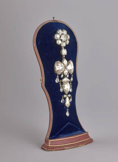 &lt;b>Брошь-реликварий императрицы Евгении&lt;/b>&lt;br>
Создана ювелиром Полем-Альфредом Бапстом в 1855 году. Изделие из золота украшено 92 бриллиантами, включая два солитера «Мазарини» с камзола Людовика XIV
