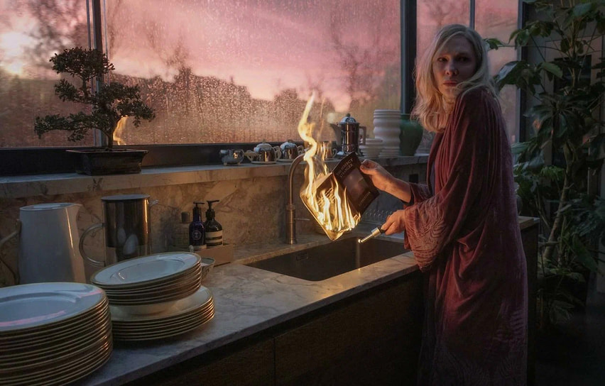 Кадр из сериала «Все совпадения неслучайны», режиссер Альфонсо Куарон, 2024