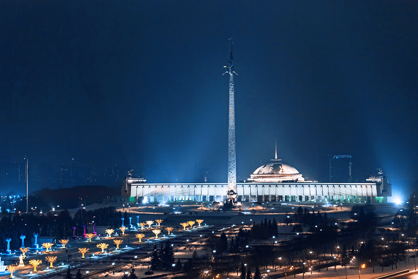 Монумент Победы перед зданием Центрального музея Великой Отечественной войны 1941–1945 годов на Поклонной горе в Москве