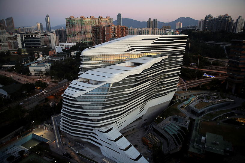 Jockey Club Innovation Tower (Башня инноваций Жокейского клуба) в Гонконге, спроектированная архитектором Захой Хадид