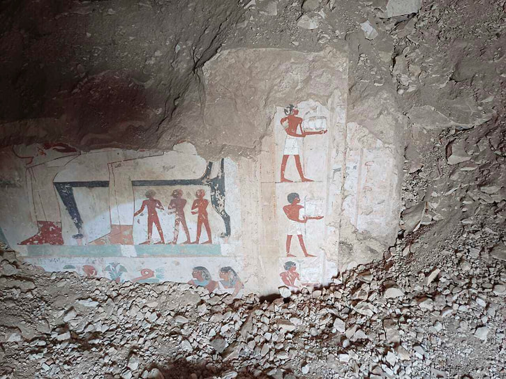 Иероглифы в гробнице, найденной в районе некрополя Дра Абу эль-Нага в Луксоре
