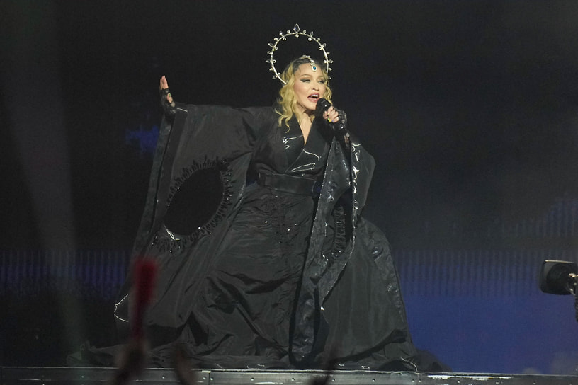 Мадонна на последнем шоу своего тура The Celebration Tour на пляже Копакабана в Рио-де-Жанейро, Бразилия, 2024