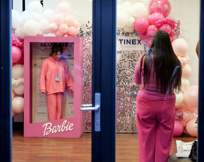 Фотозона в кинозале с рекламой фильма Barbie