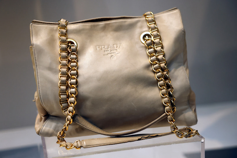 Тоут Prada в цвете шампанского, с которым она была замечена папарацци в 1996 году