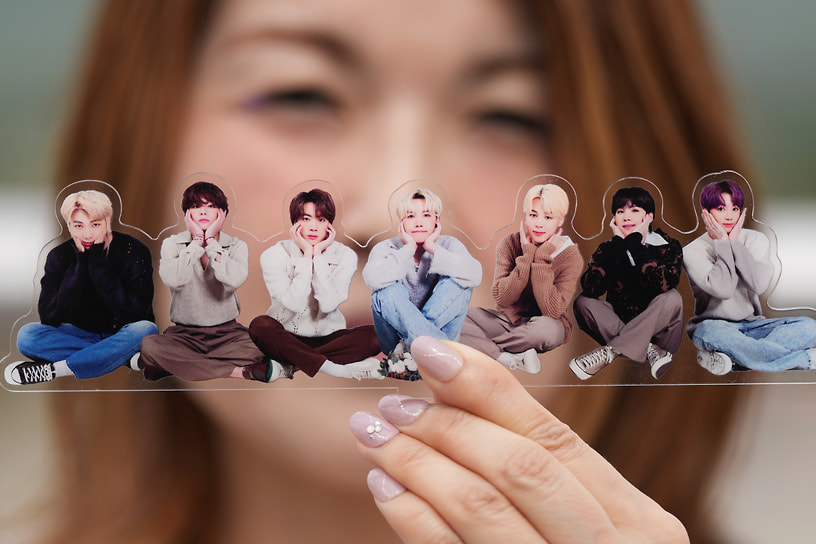 Поклонница K-pop с фотографией группы BTS