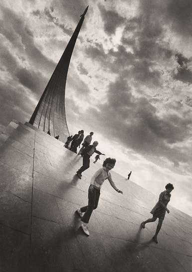 Валерий Генде-Роте. «У памятника покорителям Космоса», 1977