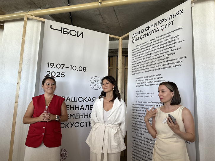 II Чувашская биеннале современного искусства — открытие в центре «Сверхновый». Слева направо: генеральный директор Иско-Ч, компании застройщика района Новый город Анна Леонтьева, руководитель биеннале Юлия Константинова и 
куратор биеннале Ира Конюхова