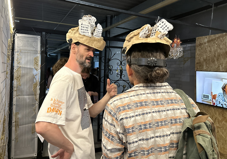 Посетители открытия II Чувашской биеннале современного искусства в культурно-выставочном центре «Сверхновый», июль 2025