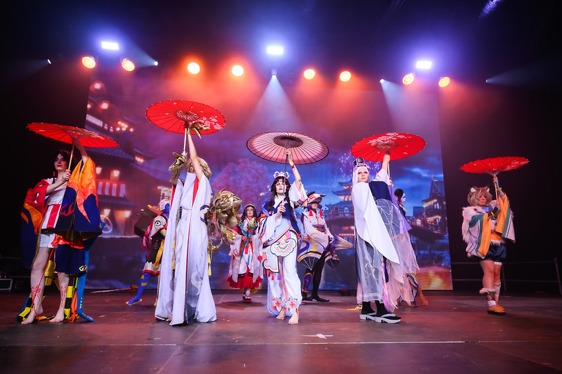 Японский танец с зонтиками
