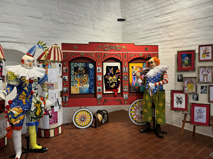 Одна из работ к выставке «ВЫПУСК ‘25». Дарья Тарабрина. Разработка костюмов цирковых клоунов по эскизам художников  XIX–XX вв.