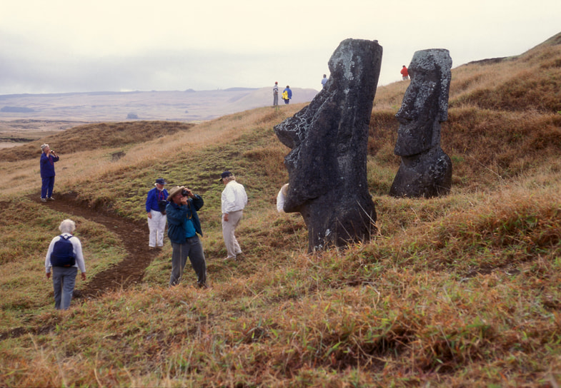 Моаи — каменные монолитные статуи на острове Пасхи в Тихом океане