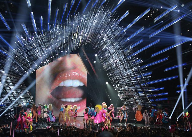 Майли Сайрус и The Flaming Lips на церемонии вручения премии MTV Video Music Awards в Лос-Анджелесе, 2015