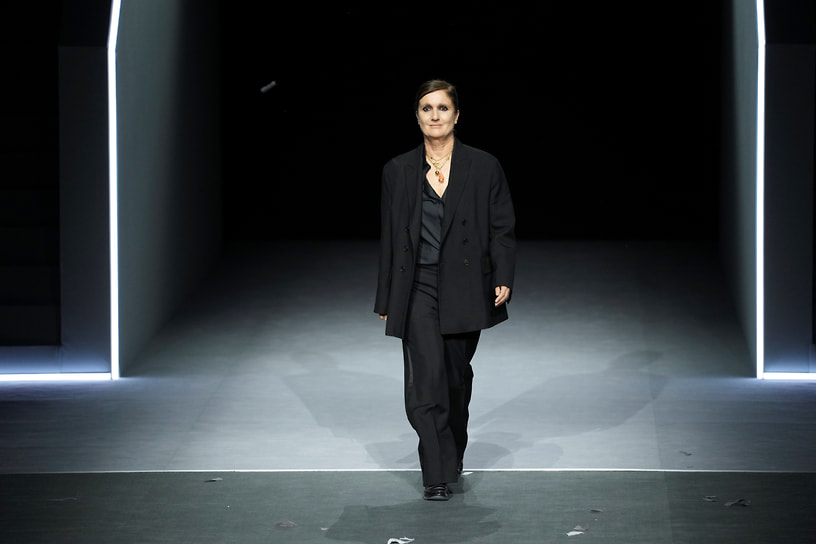 Итальянский модельер Мария Грация Кьюри на показе женской коллекции Dior FW 2025-2026 в Париже