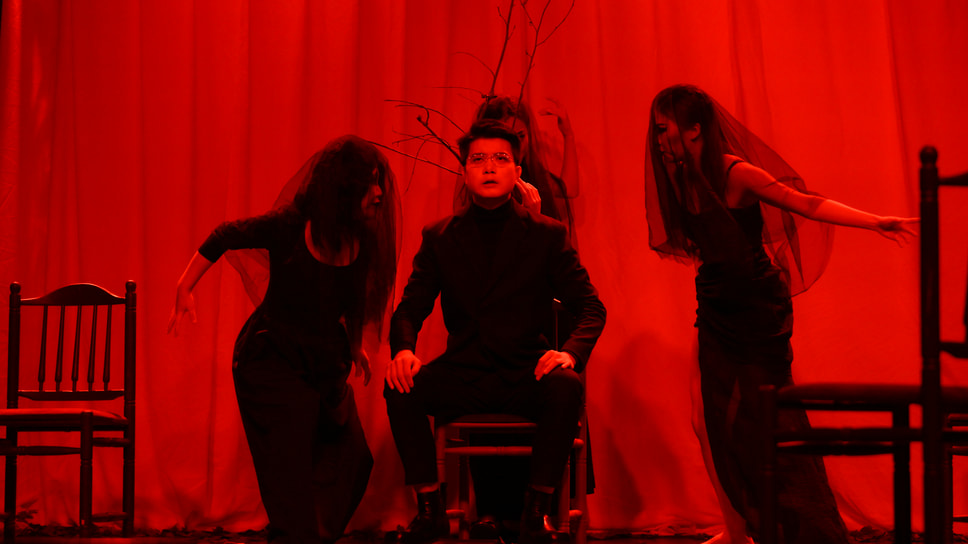 Сцена из спектакля «Цветы запоздалые», режиссер Ма Цюин