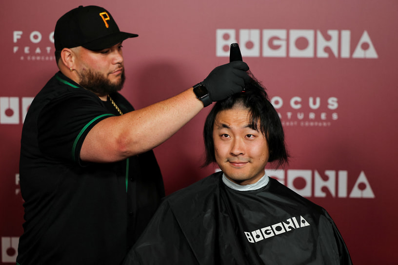 Спецпоказ фильма «Бугония» только для лысых зрителей. Те, кто пришел с волосами, могли побриться прямо перед сеансом, для этого в кинотеатре работал парикмахер