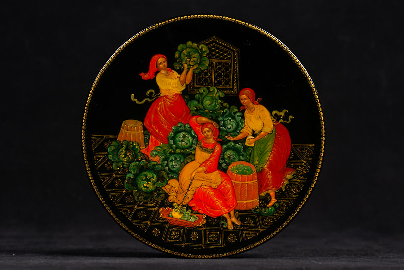 Ирина Ливанова. Декоративная тарелка «Капустницы», 1998