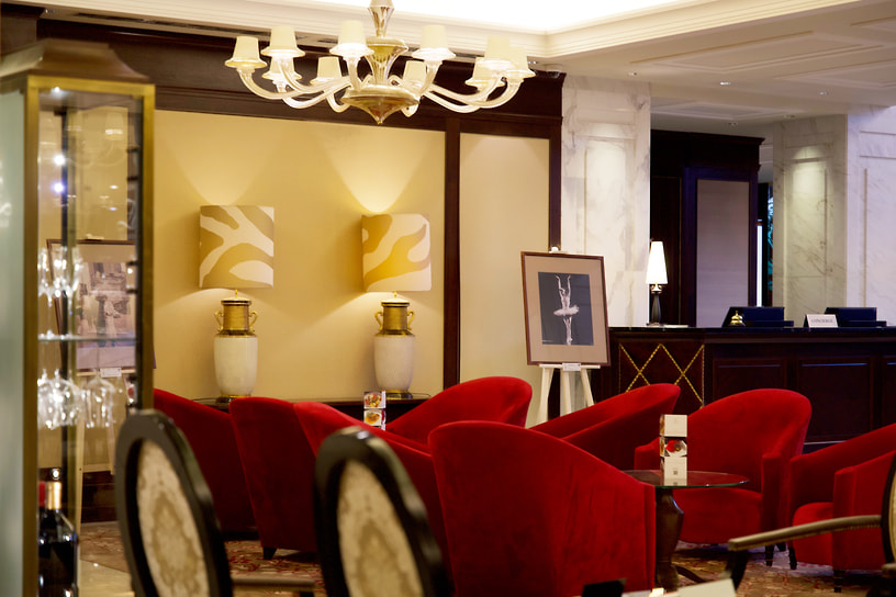 Экспозиция выставки в отеле «Балчуг Кемпински Москва»