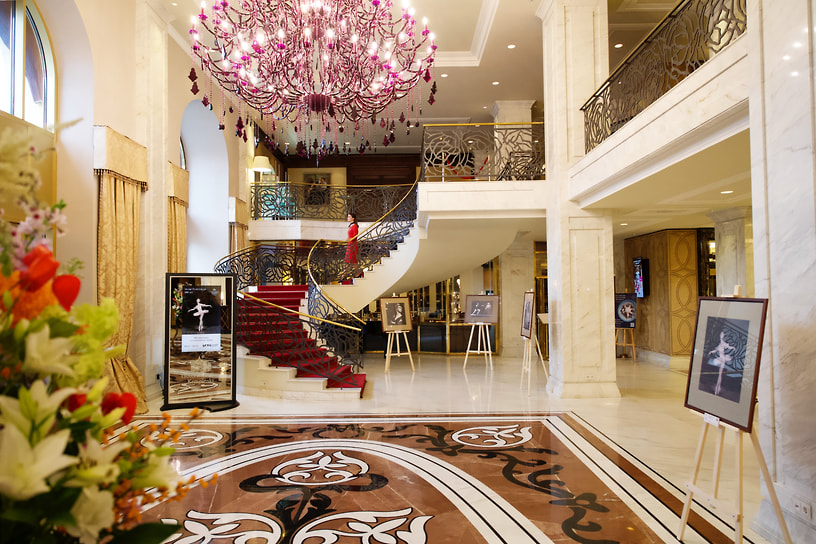 Экспозиция выставки в отеле «Балчуг Кемпински Москва»