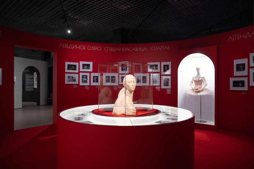 Экспозиция выставки «Плисецкая. Полюс магии» в Рязанском историко-архитектурном музее-заповеднике