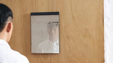 Уборщик испортил инсталляцию, приняв ее за грязное зеркало