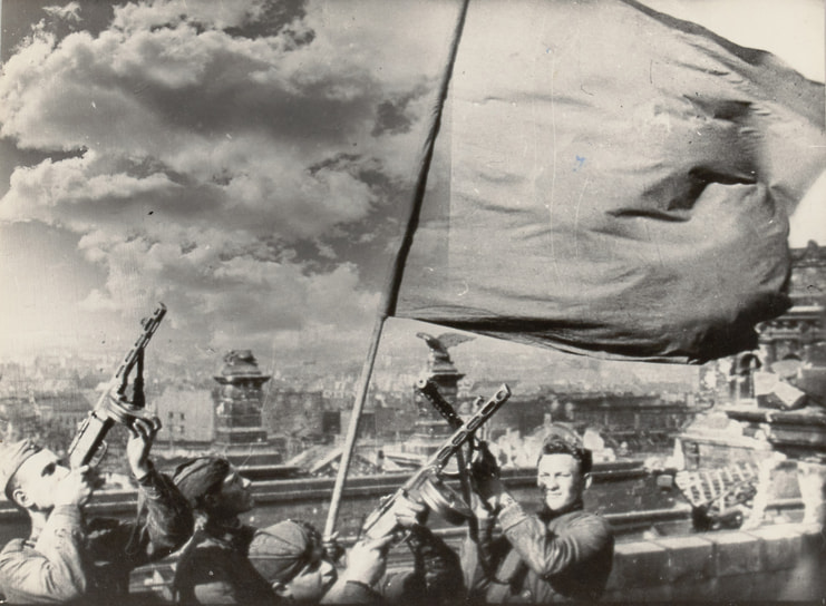 Анатолий Морозов. «Знамя Победы на крыше Рейхстага», 1945