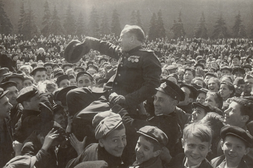 Михаил Трахман. «На Красной площади в День Победы», 1945