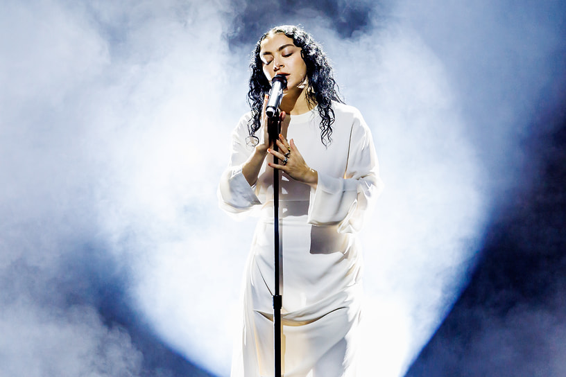 Чарли XCX во время выступления на Billboard Women In Music, Инглвуд, Калифорния, 2024