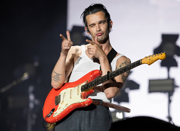 Мэтью Хили, лидер группы The 1975 во время выступления на фестивале Lollapalooza в Грант-парке, Чикаго, 2023