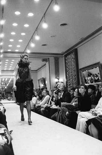 Дебютировала в качестве модели, представляя коллекцию весна/лето Valentino, 1981 год