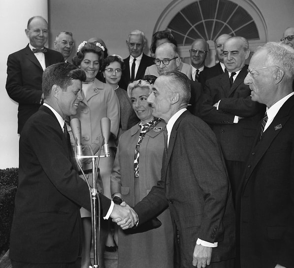 В 1961 году президент США Джон Кеннеди (на переднем плане слева) вручил океанологу золотую медаль Национального географического общества