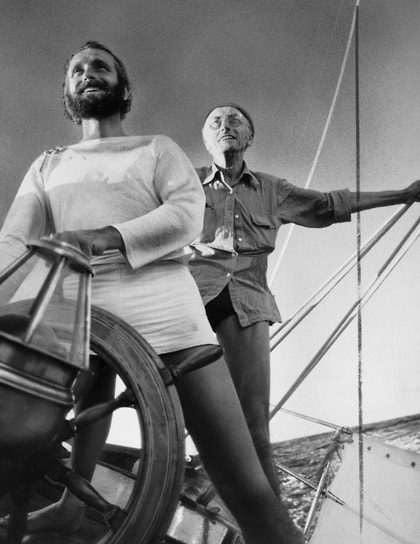 С сыном Филиппом (за штурвалом) в открытом море. Через несколько лет, в 1979 году, 38-летний Филипп погиб в авиакатастрофе