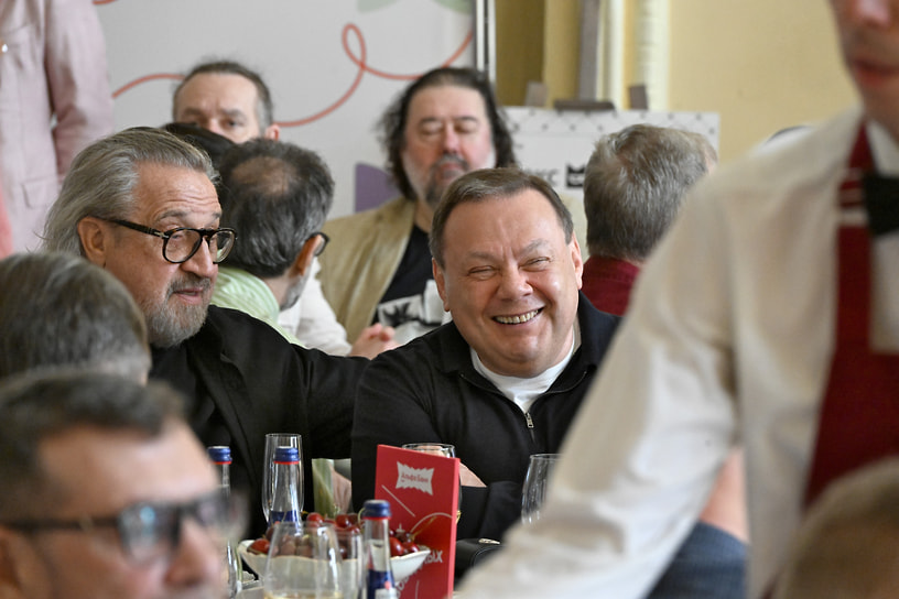Писатель Александр Гафин (слева) и председатель совета директоров консорциума «Альфа-Групп» Михаил Фридман (в центре) на обеде по случаю объявления короткого списка XX сезона премии «Большая книга» в ГУМе 