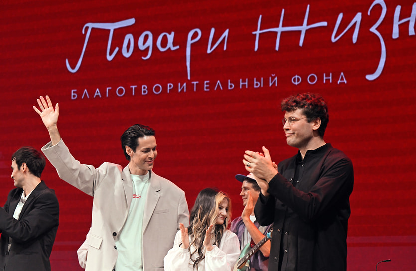 Актер Риналь Мухаметов (слева), певцы Марк Тишман (второй слева) и Павел Артемьев (справа) на благотворительном концерте «Вечерний утренник для взрослых» в театре «Маска»
