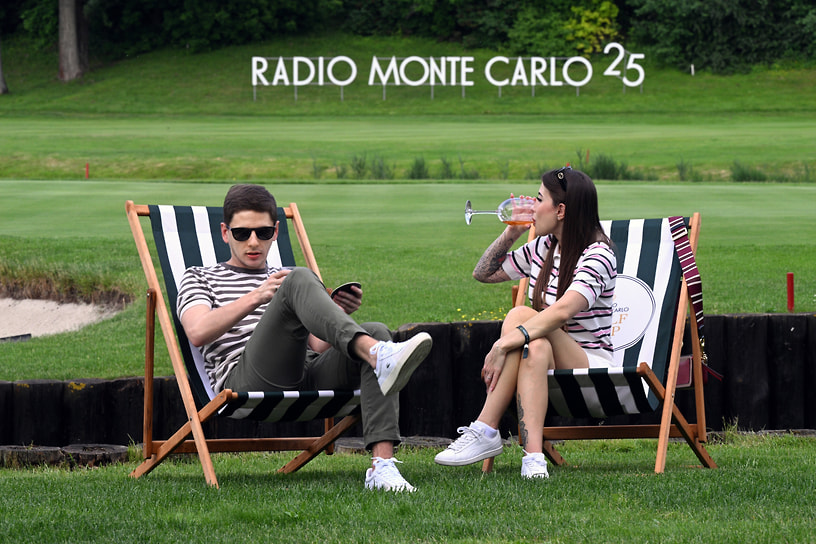 Гости отдыхают в перерыве турнира по гольфу Radio Monte Carlo Golf Cup