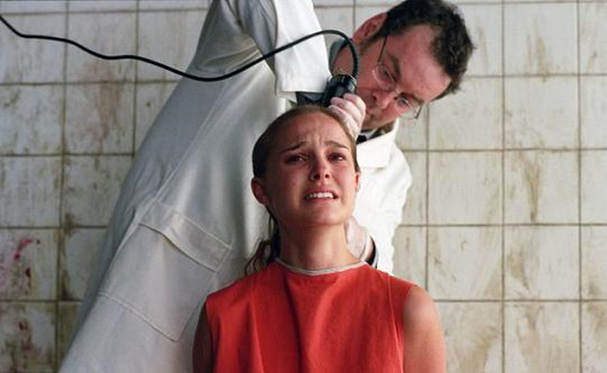 Для роли в фильме «V — значит Вендетта» (2005) Натали Портман пришлось побриться налысо, а также научиться говорить с британским акцентом. Появление актрисы с такой прической на красной дорожке в Канне шокировало публику