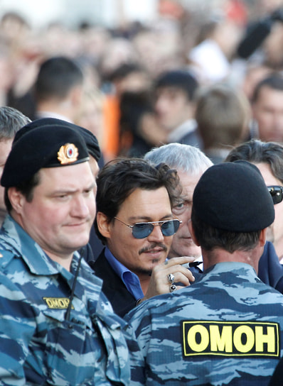 11 мая 2011 года вместе с Пенелопой Крус и Джерри Брукхаймером Депп представил в Москве четвертую часть пиратской саги «Пираты Карибского моря: На странных берегах». После визита в Россию Депп не раз признавался в любви к русским: «Мне Россия очень понравилась, особенно люди. Они у вас открытые, душевные и немножко сумасшедшие — как раз в моем стиле!» 